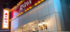 パチ屋でコーヒーを売り歩いてる可愛いお姉ちゃんから飲み物を買うやつwww