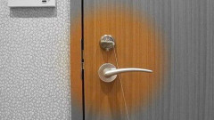 【悲報】密室トリック、「実は密室じゃなかった」「紐を使って鍵を室内に戻した」の2択しかない模様ｗｗｗｗｗｗｗｗｗｗ