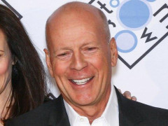 【画像】認知症で引退したブルース・ウィリス（71歳）の“近影”に「切ない」「いつまでもファンです」と反響