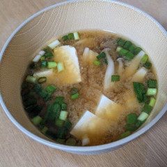 【悲報】味噌汁で最強の具材「しめじ・長ネギ・豆腐」に決定