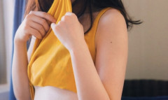 【画像】筋トレ女子、裸でストレッチしてしまうwwwww