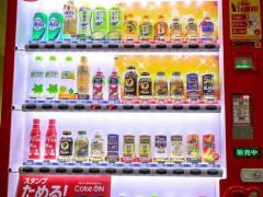 【悲報】最近、自販機で飲み物を買った？そりゃ街から消えるわけだ・・・・・・・・・