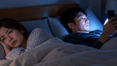 【夫婦・睡眠】私は真っ暗な空間じゃないと眠れない体質なんだけど、夫が隣で夜遅くまでスマホで動画を見るからつらい…