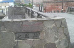 函館の撮影スポット「七財橋」から外国人が転落して重傷→柵が低すぎるとして市を提訴し賛否両論