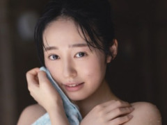 色白マシュマロボディの白濱美兎、大胆な腕ブラカットがこちらwwwww