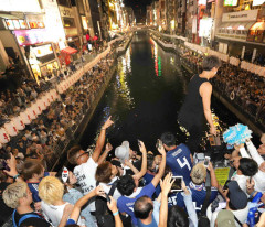 道頓堀、ダイブに備え大阪府警800人態勢ｗｗｗｗｗｗｗｗｗｗｗｗ
