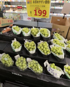 スーパーの客「シャインマスカットの値札を100gあたりの値段で書くのやめろ！」