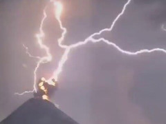 噴火するフエゴ山の山頂に稲妻が何本も走る、グアテマラの夜の映像「昔の人が神様を信じたのも無理ない」【海外の反応】