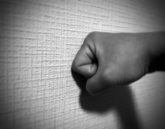 なんで男って壁殴るの？