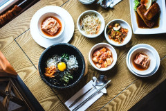 中国料理屋「ふんふ〜ん何頼もっかな〜」韓国料理屋「やっべ石焼ピピンパしか食うもんねえ」