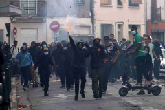 仏各地で高校生のデモ激化、機動隊と衝突　逮捕者5000人に