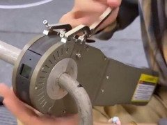 パイプの継ぎ目を丸ごと挟んでボタンを押す手持ちの溶接機、外すと一周ぐるりと溶接跡「溶接は何も知らないけど欲しい」【海外の反応】