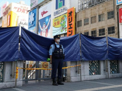 阪神V道頓堀ダイブ阻止へ　大阪・ミナミ超厳戒　橋に2メートルブルーシート、警察官ずらり　川沿いの歩道立入禁止に