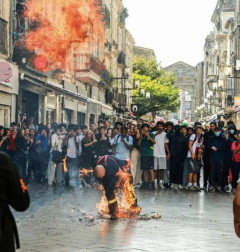 海外「フランスの放火文化。消防士や消防車、女性の顔まで燃やし始める」