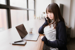 結婚式の写真撮影で。ウト「着物が白いのは、婚家の色に染まりますという意味だ」「婚家で不手際をしたら、嫁はその剣で自害するという意味だ」バカ「へぇ、そういう意味なんだぁ」→