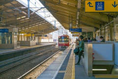 「黄色い点字ブロックまで下がってください」と「黄色い点字ブロックの内側まで下がってください」って意味違うの？