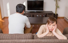 礼儀の考え方が妻とは少し違う…喪中ハガキは当然だろうが、年賀状に一言も書かないなんて理解できない。