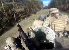 【動画】歩兵満載で移動中に襲撃を受けたウクライナの装甲車両。