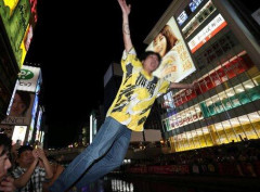 【悲報】道頓堀で阪神Vのダイブ始まる優勝の瞬間、立て続けに5人ドボン虎党狂喜乱舞!警官800人超厳戒態勢の中…怒声響き渡りカオスな状態に