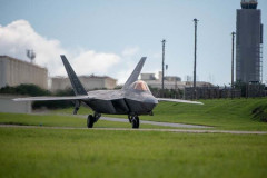 米空軍遠征戦闘飛行隊所属のF-22ラプター戦闘機が嘉手納基地で定期訓練を実施！
