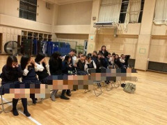 【画像】女子高校の公式X、生足にモザイクを使って逆にエ■くなってしまう