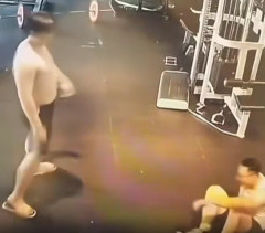 【動画】トレーニングジムに上半身半裸の男が3人、何も起きないはずがなく…
