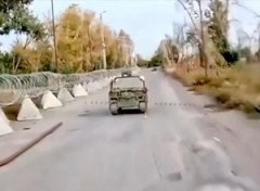 【動画】ウクライナの地上ロボ、迫る露軍ドローンをネットランチャーで無力化する。