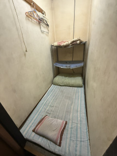 【画像】一泊1100円の日本一安いホテルの寝室がこちらｗｗｗ