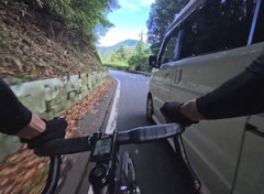 【動画】酷すぎワロタ。道志みちで嫌がらせのような追い越しをされた自転車乗りの車載。