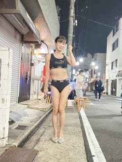 【画像】まんさん、ハイレグアンダーウェアで名古屋を疾走ｗｗｗ