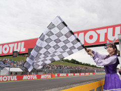 【MotoGPコラボ】チェッカーフラッグを振る高柳知葉さん