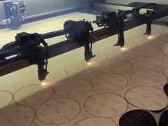 4つのヘッドが同時に円を切り抜いていく自動レーザーカッター「トルティーヤじゃなかったのか」【海外の反応】
