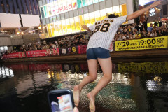 【画像】阪神連覇で道頓堀ダイブ、20代男性さん4回も飛び込んでしまうｗｗｗｗｗｗｗｗｗｗ
