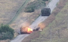 ロシア軍の亀戦車戦法を参考、ウクライナ軍が鎖で隙間を埋めドローンで視界を確保した改造戦車で突破攻撃！