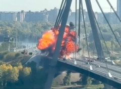 【動画】交通量のあるキーウの主要な橋にロシア軍のドローンが命中する。