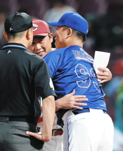 カープ新井監督＆中日井上監督がハグ！最下位争いのライバルがお互いを労う