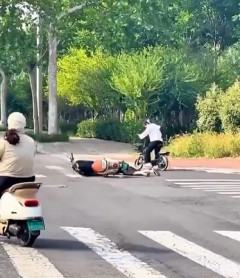 【動画】優しい女、バイクで事故った人にお●んこプレスしてしまうｗｗｗｗｗｗ