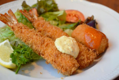 【悲報】ワイのヨッメ、エビフライに醤油をかける…😨