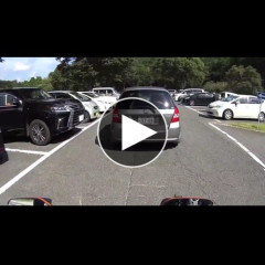 【悲報】女さん、駐車が下手すぎて炎上