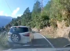 【動画】山道から深い谷に転落して1人が亡くなった事故のドラレコ。