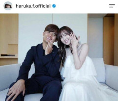 【画像】久保建英と電撃婚の福原遥、フリルドレスのブランドと値段をネット民が“特定”