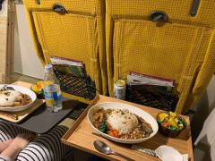 【悲報】ヒコロヒー新幹線でカレーや肉まん等ニオイの強いもの食べる問題に「食べていいというルールになっている以上、ある程度仕方ないよね」