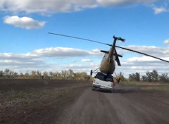 【動画】Mi-2ヘリコプターを車で運ぼうとして失敗するおもロシア。