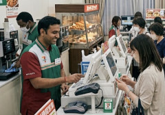 なぜコンビニは外国人店員だらけになったのか？ 元セブン社員「新商品やサービスが加わるたびに覚えることが増えて日本人が集まらなくなった」