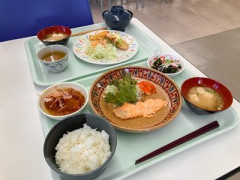 【画像】会社の社食が「こういう感じ」のところで働いてる奴wwwwwwwww