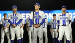DeNA・相川監督、セレモニーで謝罪「大変残念な結果に」照明が眩しかった？その微笑む？ような表情が話題に