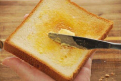 【悲報】食パン「マーガリンを塗って食う」しか選択肢が無いｗｗｗｗｗｗｗｗｗｗ