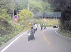 【動画】道志みちでカーブを曲がれなかったバイクが突っ込んでくるドラレコ。