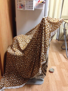 すでに一部パーツも取れて飽き飽きされていた猫タワー小に、大きい布をかけてみたら驚くほどに気に入られた。【再】