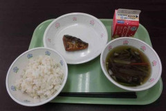 令和親「給食費無料にしろぉ！」行政「え、でも子供が」親「いいからしろ！！」行政「はい…」
